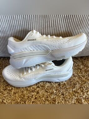 Brooks Adrenaline GTS 24 White Alloy Women's Size 6 Running Shoes